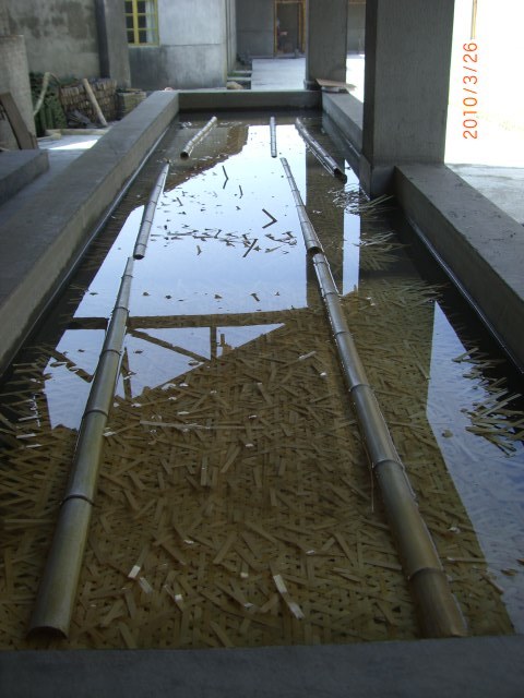 竹篾阻燃浸渍池:成捆竹篾浸入阻燃液中,用架子撑开