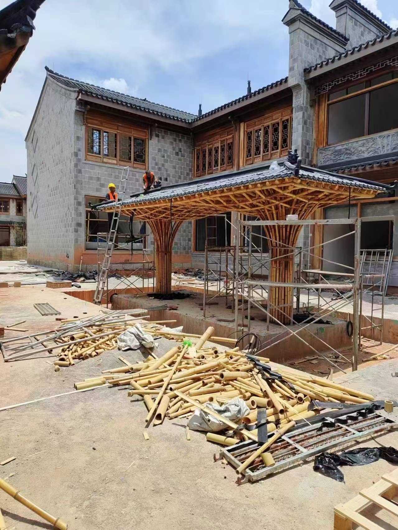 竹影长廊施工：屋面盖瓦