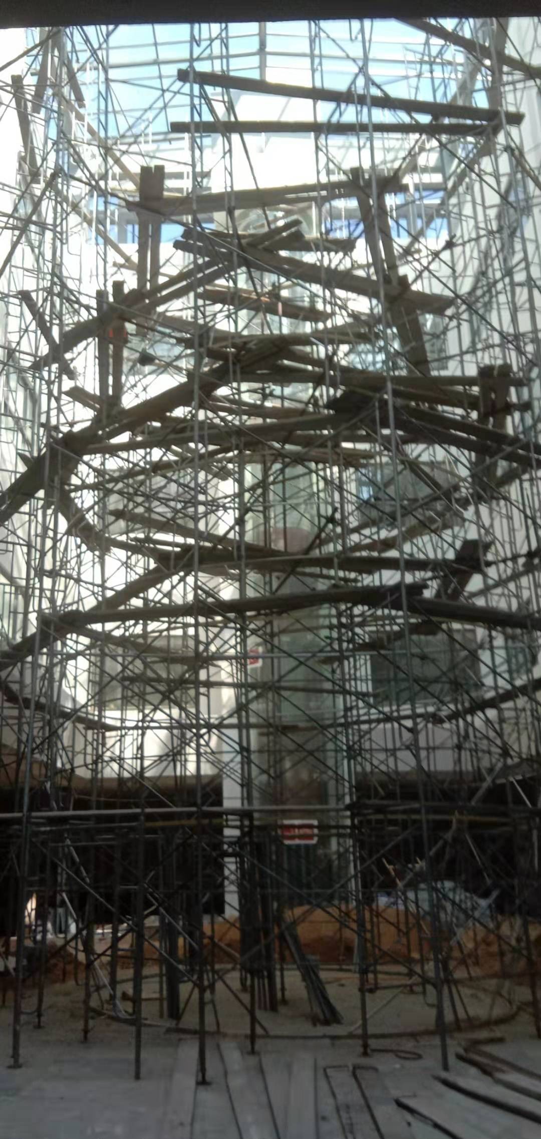 中庭竹编塔施工：满堂脚手架配合高空编织作业