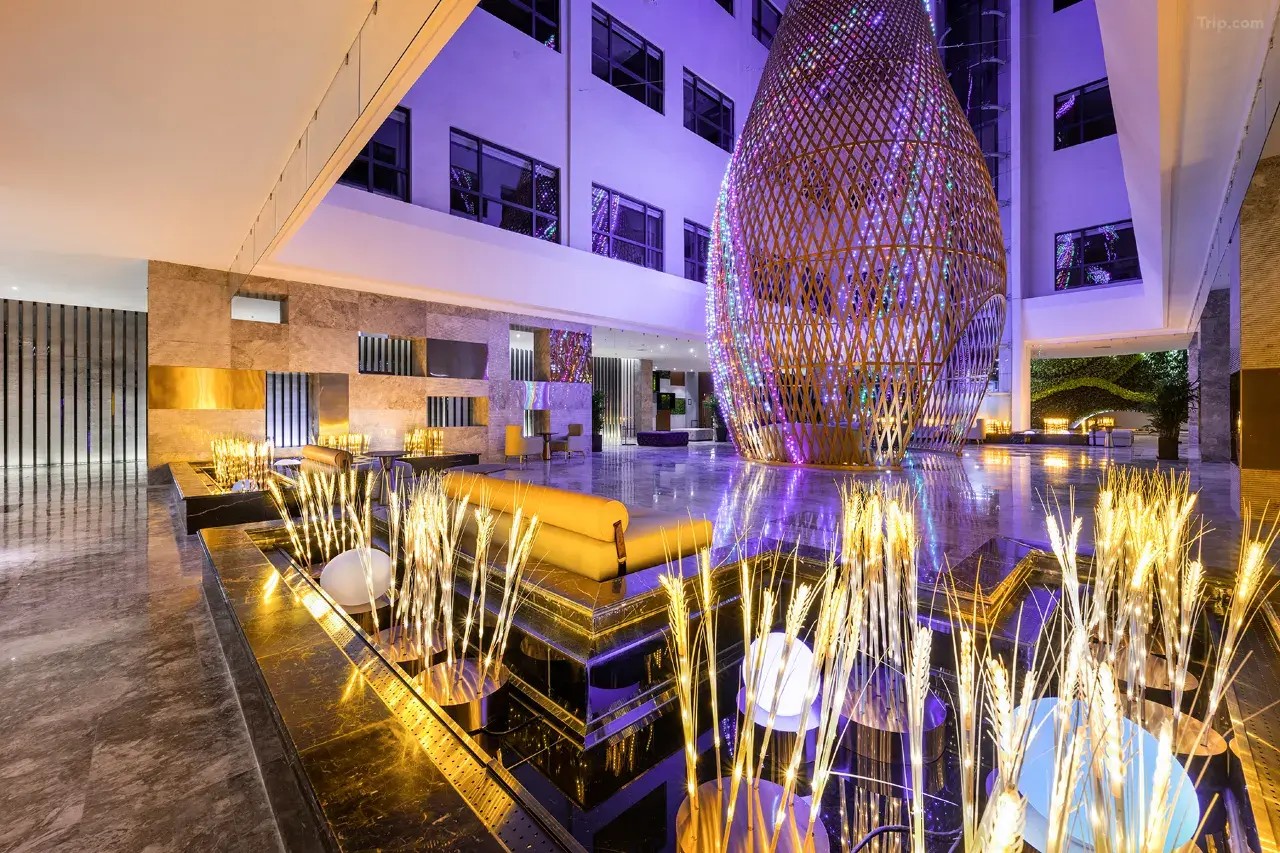 酒店大堂吧区竹编塔夜景，竹条编织面层与洗墙灯