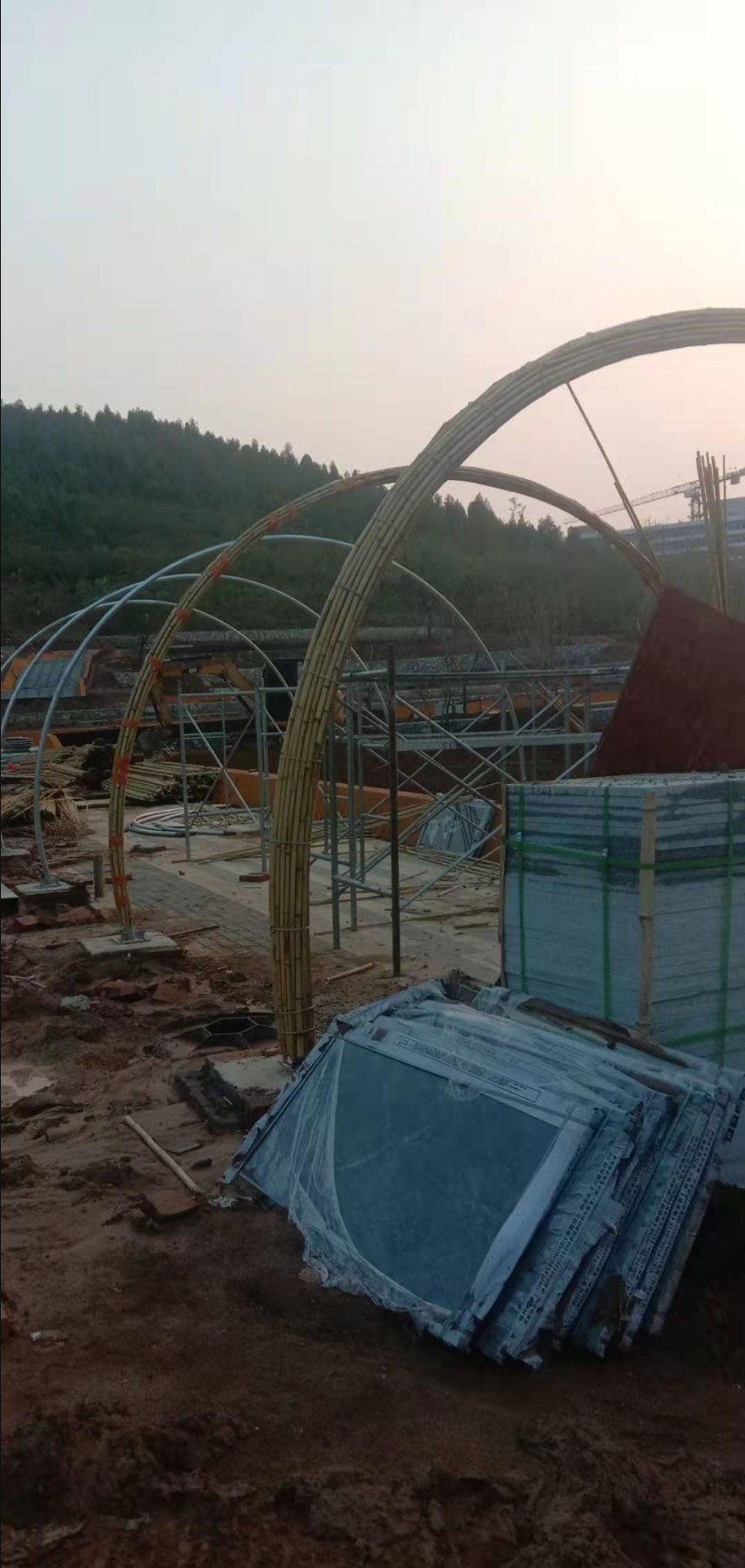 竹廊架材料进场:毛竹构件与竹竿运抵现场