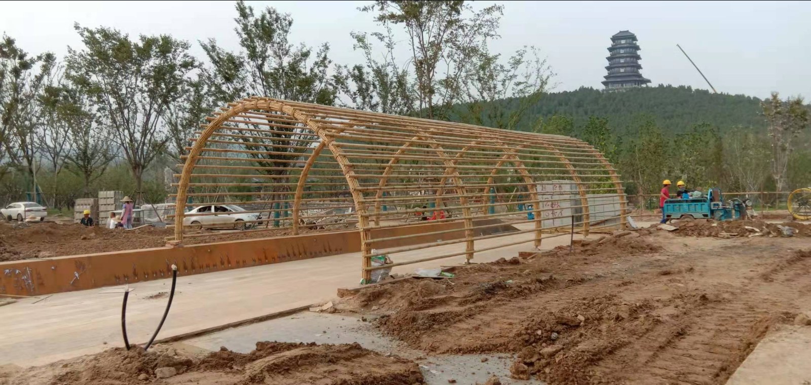 多榀竹拱架沿园路排开,形成廊架骨架序列